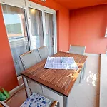 In With Seaview, Terrace, Air Condition, Wifi Apartman