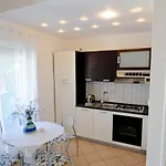 In With Seaview, Terrace, Air Condition, Wifi Apartman *